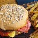 Foto de Hamburguesa de carne con papas rústicas
