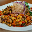 Foto de Wok de Vegetales con Arroz Yamaní