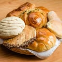 Foto de 🥖 Compra un pan artesanal y lleva el pan dulce del día con un 50% de descuento. ¡Disfruta de lo mejor de ambos mundos!