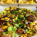 Foto de PIZANESA PARA 3 DETONADOR (cebolla caramelizada, jamon, queso, lechuga, tomate, baebacoa, cheddar, huevos fritos y panceta)