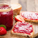 Foto de 2 tostadas grande con mermelada de frutilla