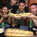 Foto de sanguchazo de milanesa de carne  DETONADOR( jamon, cebolla caramelizada,muzza,tomate,lechuga,huevos, cheddar,barbacoa y panceta.