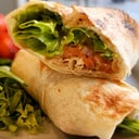 Foto de Wrap de Salmón con papas rústicas o mix de verdes