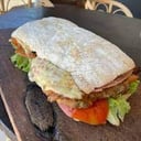 Foto de Milanesa de carne, lechuga, tomate, muzzarella