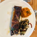 Foto de Cordero a la llama, vegetales asados y pure de calabaza al romero.