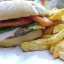 Foto de Burga con cheddar y fritas