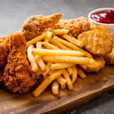 Foto de 1/2 pollo broaster+papa francesa+yuca+patacon+arepa+salsas