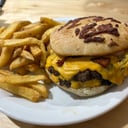 Foto de Hamburguesa con panceta y cheddar 