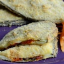 Foto de Berenjenas a la milanesa rellena con jamón y queso  con guarnición
