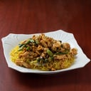 Foto de fideos de curcuma y pollo mongoliano