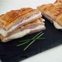 Foto de arabe (jamon y queso/salame y queso)