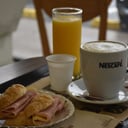 Foto de Desayuno/Merienda con medialunas, j&q y jugo de naranja (cód 3494)