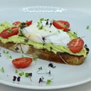 Foto de AVOCADO TOAST con CHERRYS y HUEVO POCHÉ