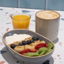 Foto de Bowl de yogur natural, granola y fruta de estación