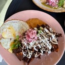 Foto de Chilaquiles de Mole Poblano con Huevo