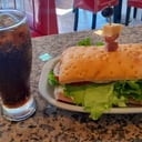 Foto de Sándwich de milanesa completa + 1 vaso de gaseosa 