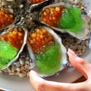 Foto de Ostiones frescos con perlas de ponzu y algas (6 pzs)