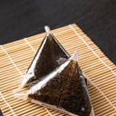 Foto de Samgak Kimbab (onigiri coreano)