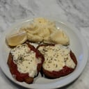 Foto de Milanesa napolitana con papas fritas, puré o ensaladas