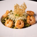 Foto de fettucine al pesto con gambas al ajillo 