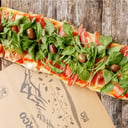 Foto de PIZZA DE JAMÓN CRUDO, RÚCULA Y QUESO PARMESANO