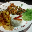 Foto de brochetas de langostinos ;con papas fritas y porcion de arroz