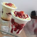 Foto de Fresas con crema vaso de 9 oz 1salsa + 1 Topping