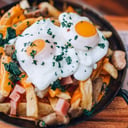 Foto de Cheddar, Bacon, Verdeo y Huevo Frito