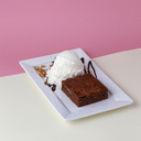 Foto de Brownie con helado, nueces y dulce de leche